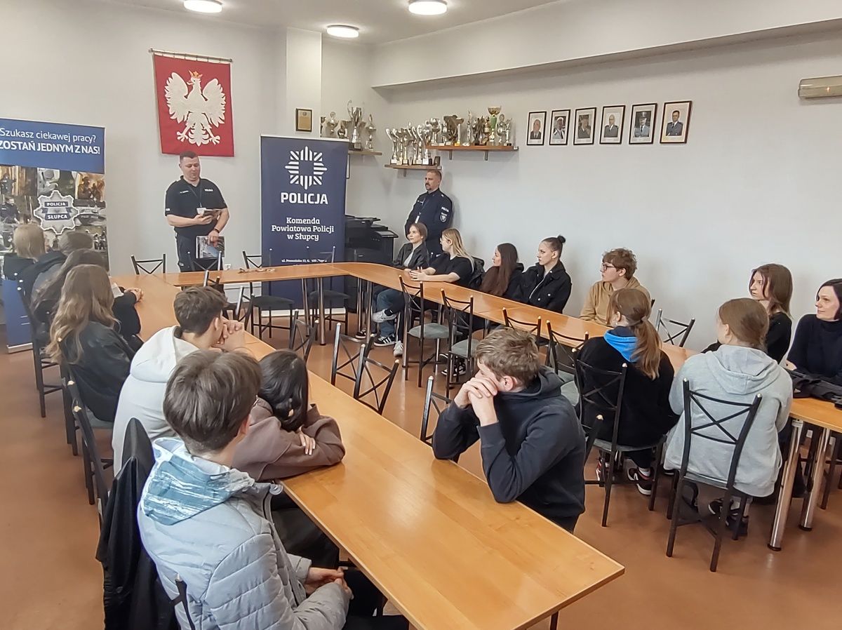 Uczniowie LO w słupeckiej komendzie