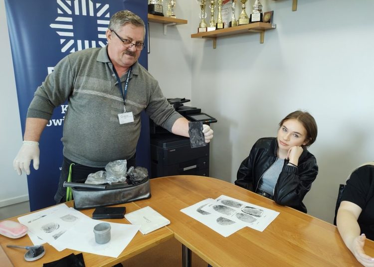 Uczniowie LO w słupeckiej komendzie