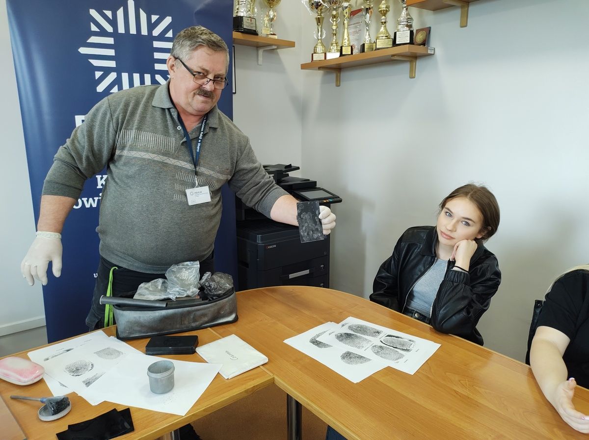 Uczniowie LO w słupeckiej komendzie