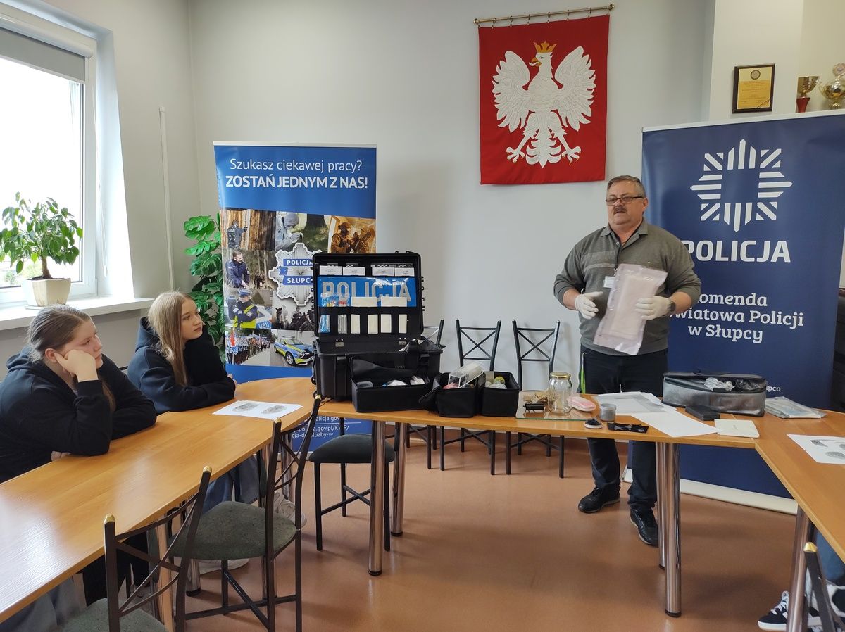 Uczniowie LO w słupeckiej komendzie