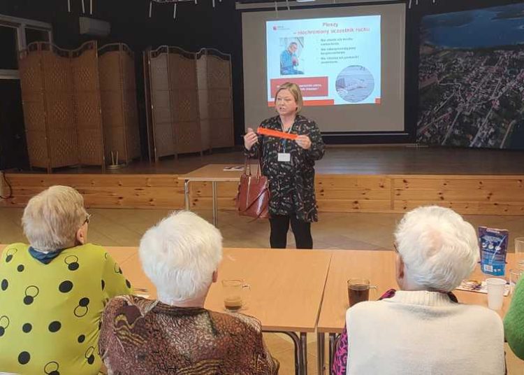 Z seniorami z Powidza o zagrożeniach ze strony oszustów