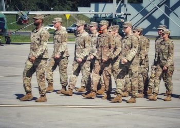 W trosce o planetę. Pozbierają śmieci wspólnie z amerykańskimi żołnierzami