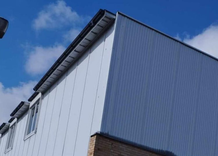 Nie będzie już przeciekał. Wyremontowali dach hali sportowej