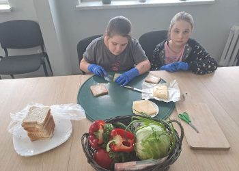 Warsztaty papiernicze uczniów z  Kowalewa Opactwa