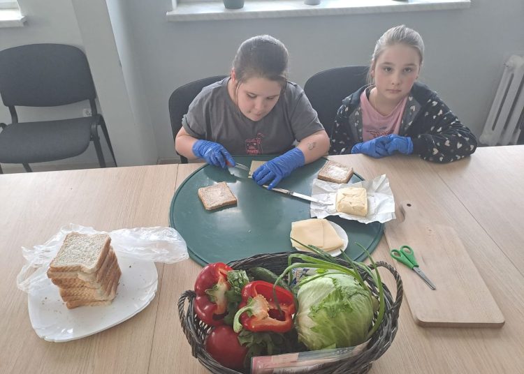 Warsztaty papiernicze uczniów z Kowalewa Opactwa