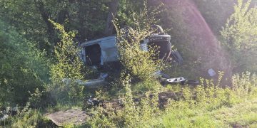 Wypadek o poranku. Dwie osoby uwięzione w aucie