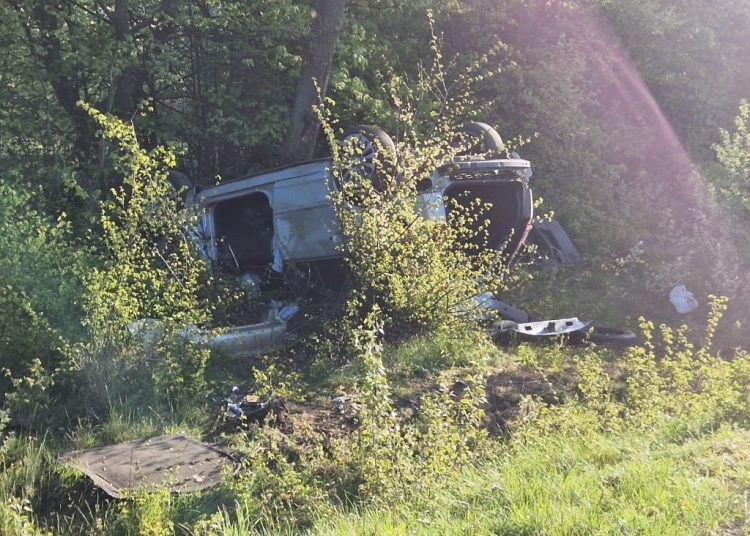 Wypadek o poranku. Dwie osoby uwięzione w aucie