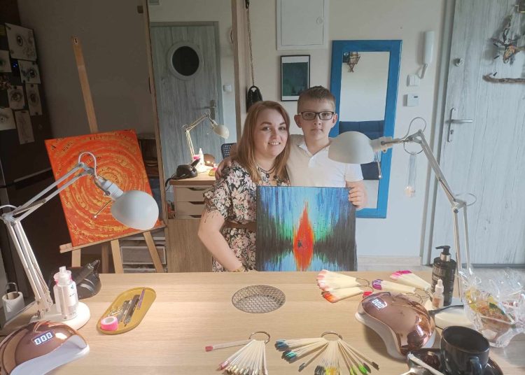 Myśli przerzuca na obrazy, fantazje na paznokcie