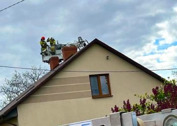 Gasili pożar sadzy w kominie