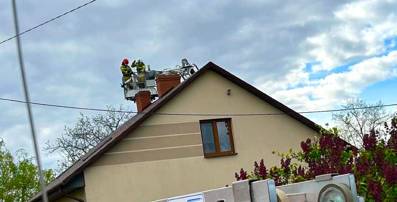 Gasili pożar sadzy w kominie