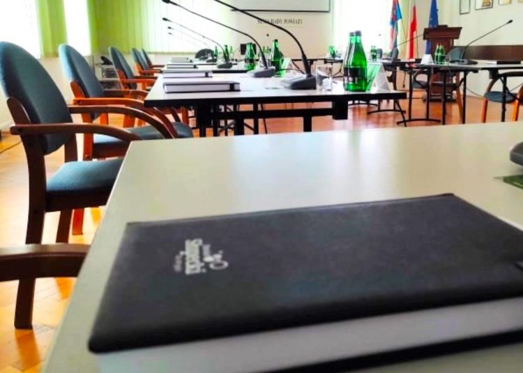 Nowe władze w powiecie. Radny pisze o „schowaniu dumy do kieszeni”