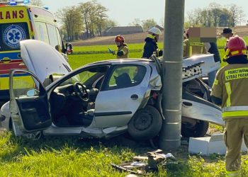 Groźnie w Dołach. Uderzył w słup