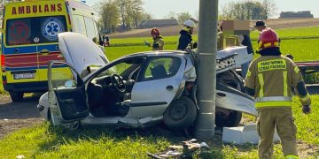 Groźnie w Dołach. Uderzył w słup