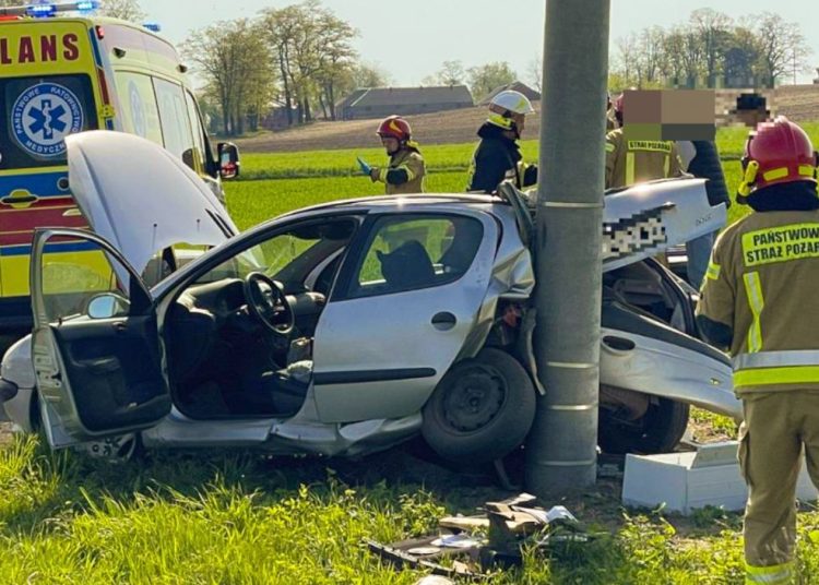 Groźnie w Dołach. Uderzył w słup