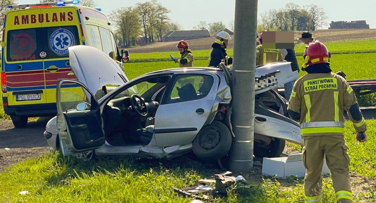 Groźnie w Dołach. Uderzył w słup