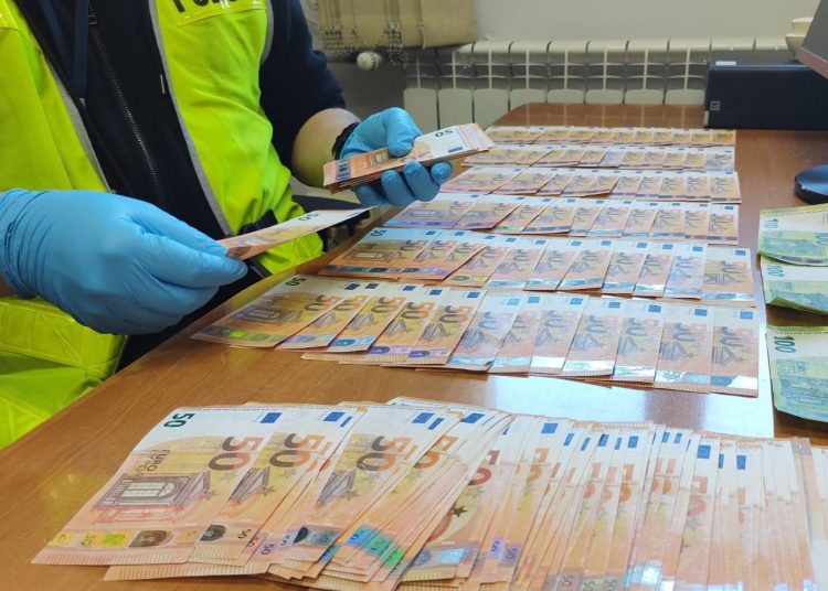 Zapłacił za samochód fałszywymi pieniędzmi 