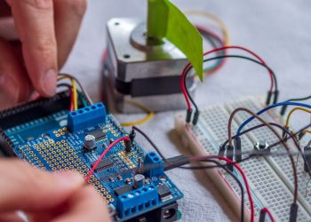 Jak wybrać idealny zestaw startowy do nauki robotyki?