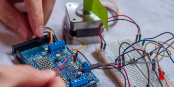 Jak wybrać idealny zestaw startowy do nauki robotyki?