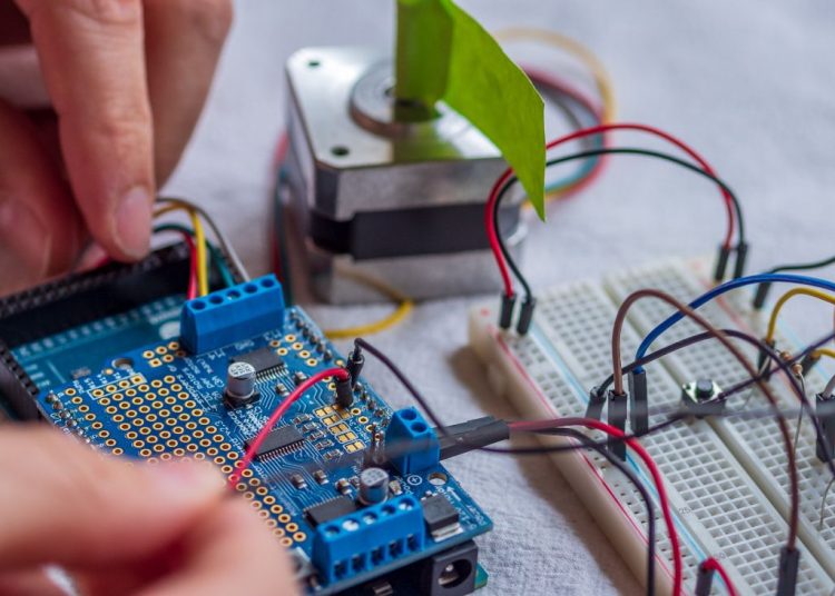 Jak wybrać idealny zestaw startowy do nauki robotyki?