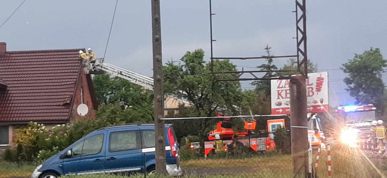 Walczyli z żywiołem. Poprzewracane drzewa, uszkodzone dachy