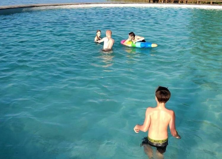 Basen jeszcze nie otwarty. Pojawili się pierwsi amatorzy kąpieli