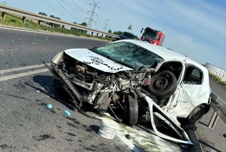 Groźnie na drodze wojewódzkiej. Lądował śmigłowiec