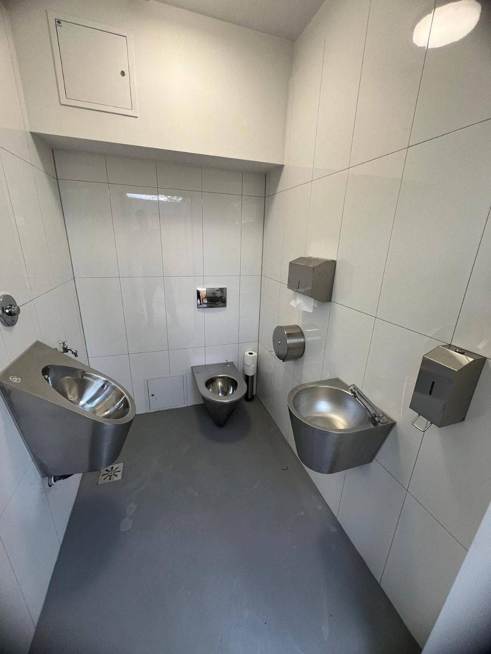 Basen jeszcze nie otwarty. Pojawili się pierwsi amatorzy kąpieli