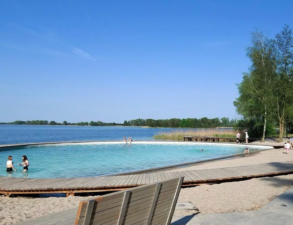 Basen jeszcze nie otwarty. Pojawili się pierwsi amatorzy kąpieli