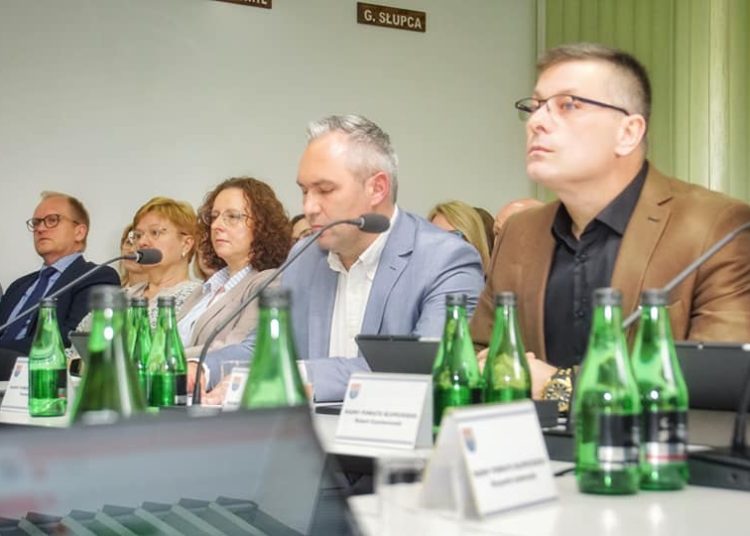 Radni PiS bojkotują komisje Rady Powiatu Słupeckiego. „Złamano niepisaną dobrą praktykę”