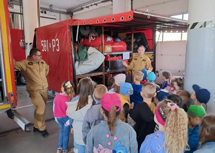 Dzieci z Lądku u słupeckich strażaków