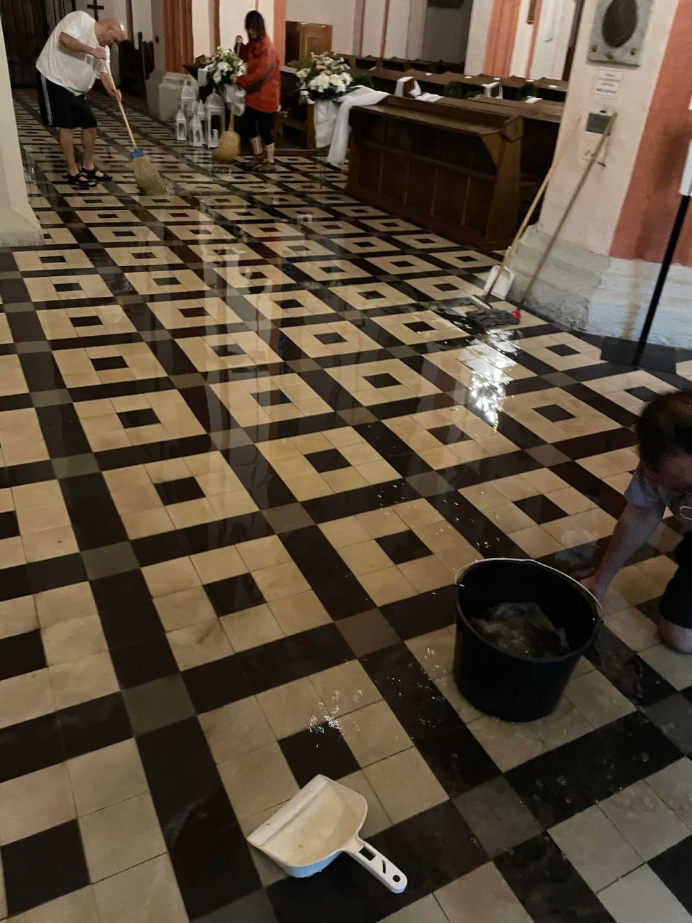 Księża usuwali skutki ulewy. Mają apel do wiernych