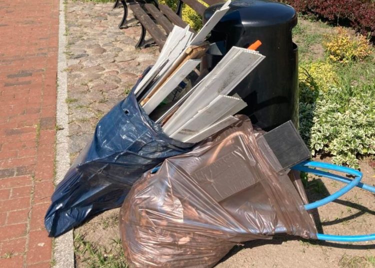 Odpady budowlane w ulicznym koszu. Urząd szuka właściciela