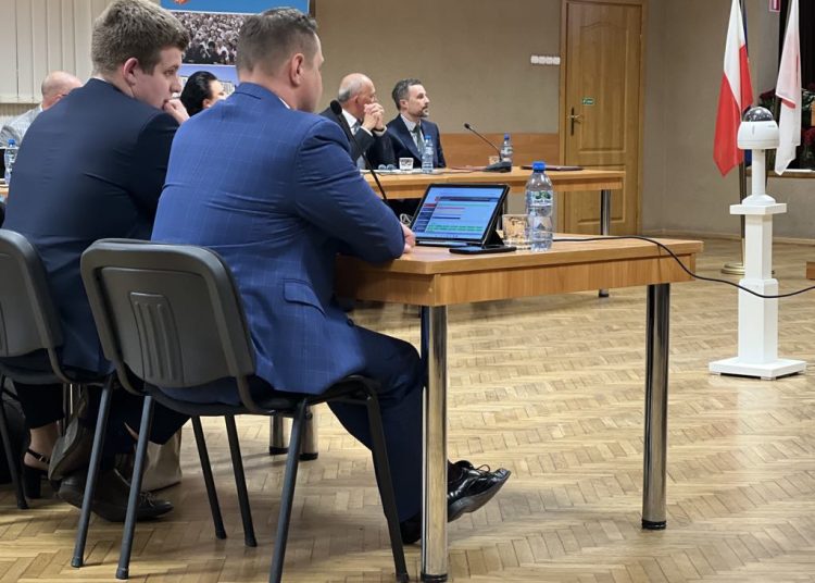 Pisał maturę. Z jego powodu przesunęli godzinę obrad