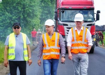 Na drodze Giewartów – Siernicze kładą asfalt