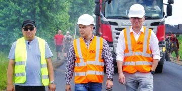 Na drodze Giewartów – Siernicze kładą asfalt