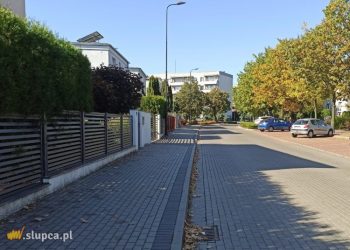 Mieszkańcy nie mogą wyjechać z posesji. Radny chce ograniczenia ruchu aut na tej ulicy