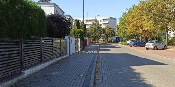 Mieszkańcy nie mogą wyjechać z posesji. Radny chce ograniczenia ruchu aut na tej ulicy