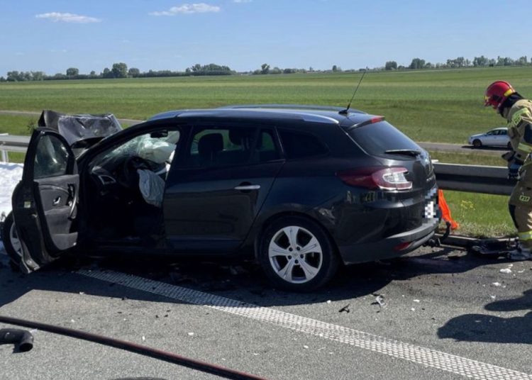 Osoba uwięziona w aucie, na drodze wycieki
