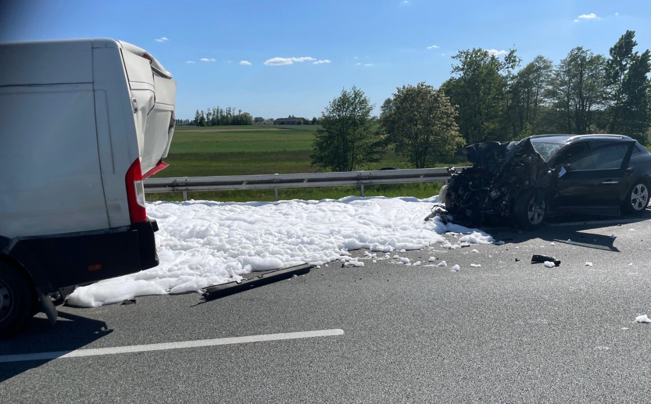 Osoba uwięziona w aucie, na drodze wycieki