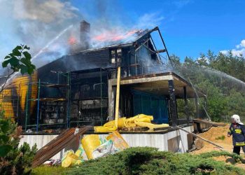 Nowy dom cały w ogniu. Straty są ogromne