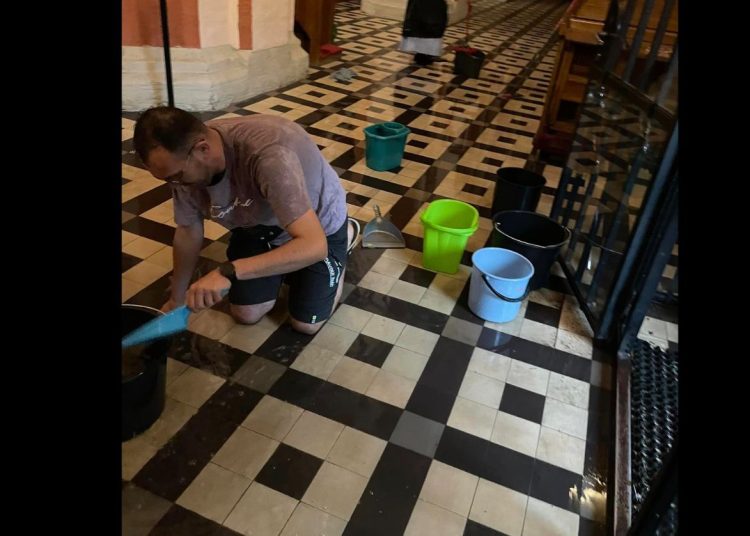 Księża usuwali skutki ulewy. Mają apel do wiernych