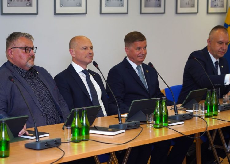 Słupeccy radni po pierwszej sesji. Zobacz zdjęcia