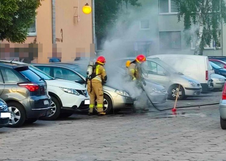 Akcja straży na Kopernika. Zapalił się samochód