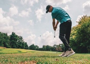 Wakacyjny wyjazd w planach? Zapakuj ze sobą wygodne spodnie męskie – 4 kultowe modele