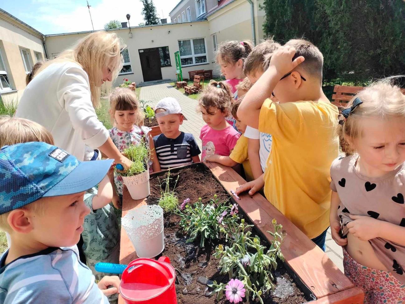 Dzieci z Młodojewa w bazie w Powidzu