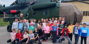 Dzieci z Młodojewa w bazie w Powidzu