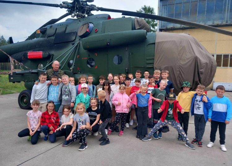 Dzieci z Młodojewa w bazie w Powidzu