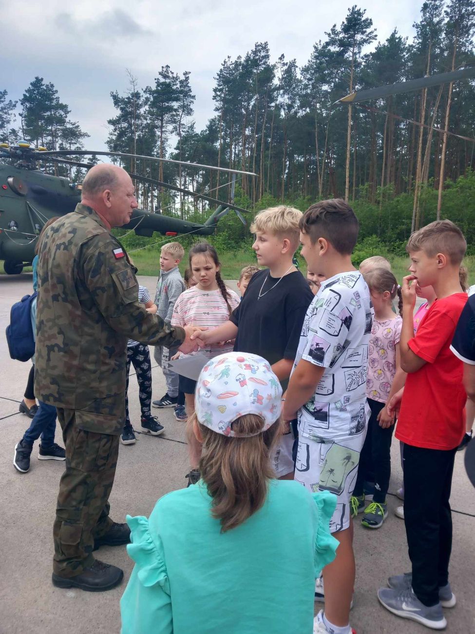 Dzieci z Młodojewa w bazie w Powidzu