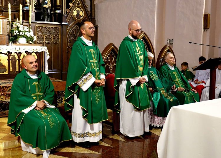 Wzruszające pożegnanie księży. Parafianie dziękowali za posługę w Słupcy