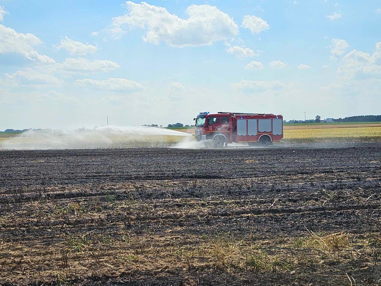 Paliło się w Kotuni. Ucierpiał kierowca ciągnika